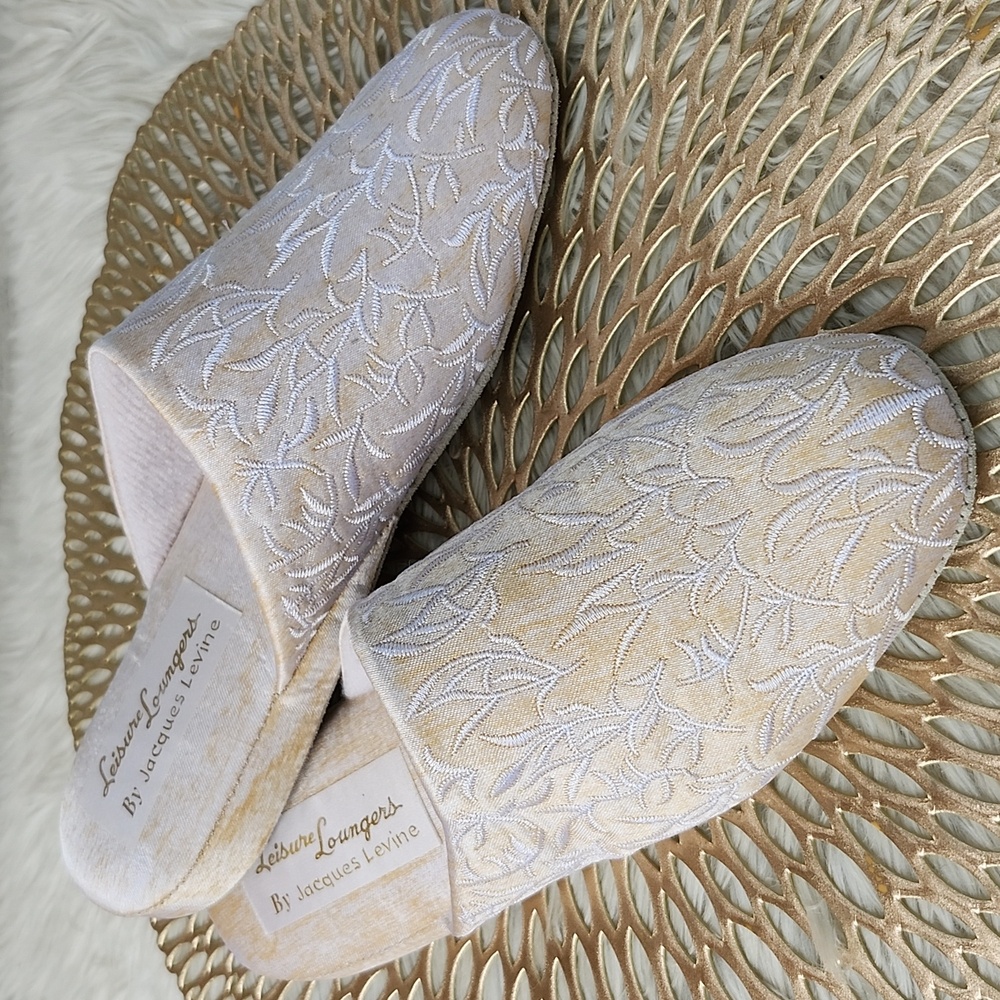 NWOT LEISURE LOUNGERS BY JACQUES LEVINE GARDEN STYLE SLIPPERS